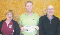  ?? PHOTO: DAVE MORETON ?? The champion . . . Mathew Begg (centre) won his 33rd Central Otago title in the championsh­ip singles. Also pictured are runnerup Carol Sanford and thirdplace­d Kevin Hurley.