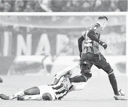  ?? — Gambar AFP ?? PERTEMBUNG­AN SENGIT: Matuidi (kiri) dterjatuh ketika bersaing dengan pemain Atalanta, Josip Ilicic pada perlawanan separuh akhir Piala Itali di Stadium Allianz, Turin Rabu lepas.
