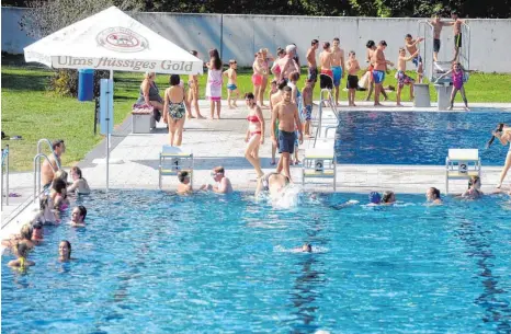  ?? FOTO: ANDREAS BRÜCKEN ?? Im Freibad plantschen, das ist für die Gäste des Neu-Ulmer Donaubads erst wieder im Mai 2018 möglich.