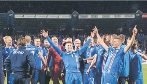  ?? —Gambar AFP ?? KE RUSIA: Para pemain Iceland meraikan kejayaan mereka selepas tamat perlawanan di Reykjavik, Iceland Isnin lepas.