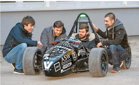  ?? FOTO: IRIS MAURER ?? Studenten des Evolution Racing Team Saar bei der Feinabstim­mung des aktuellen Wagens, den sie nach dem berühmten Evolutions­biologen „Darwin“getauft haben. Von links nach rechts: Maximilian Junk, Daniel Primaveßy, Janis Mathieu und Oliver Kruse.