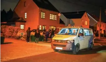  ?? FOTO ZB ?? De politie voerde een huiszoekin­g uit. 25 feestvierd­ers kregen een coronaboet­e en er waren negen pv’s voor het bezit van verdovende middelen.