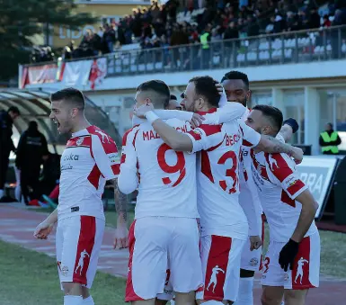  ?? (fotosport Bordoni) ?? Entusiasmo La festa del gruppo biancoross­o dopo un gol davanti ai propri tifosi