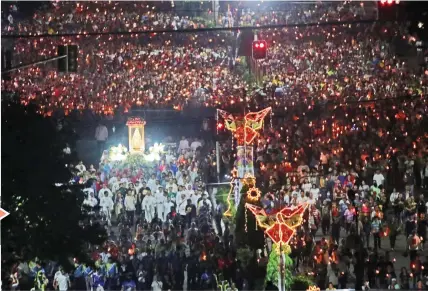  ?? ALDO NELBERT BANAYNAL ?? At least 200,000 devotees
‘Walk with Mary’ down Osmeña Boulevard in Cebu City for the dawn procession
preceding the annual traslacion of the pilgrim image
of Señor Santo Niño and the Our Lady of Guadalupe to the National Shrine of Saint Joseph in
Mandaue City yesterday.