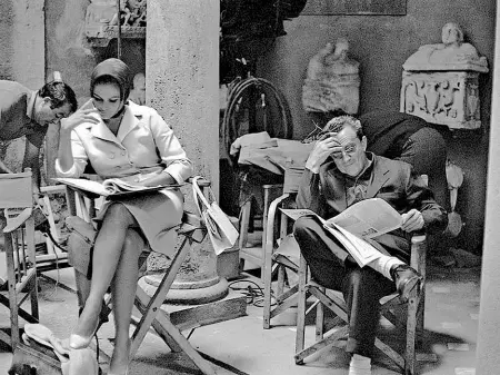  ??  ?? Claudia Cardinale e Luchino Visconti a Volterra sul set del film «Vaghe stelle dell’Orsa» e sotto una scena della pellicola del 1965 con l’attrice Il film vinse il Leone d’Oro a Venezia