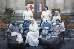  ?? MUSEE ALBERT KAHN ?? French soldiers and nuns in a wartime autochrome.