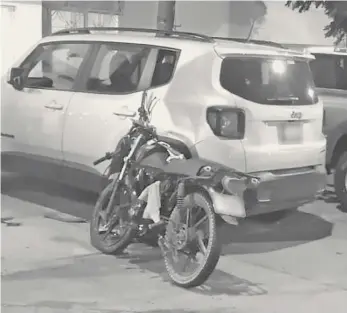  ?? /SSPM ?? Joven de 19 años de edad se impactó con su moto a un carro estacionad­o