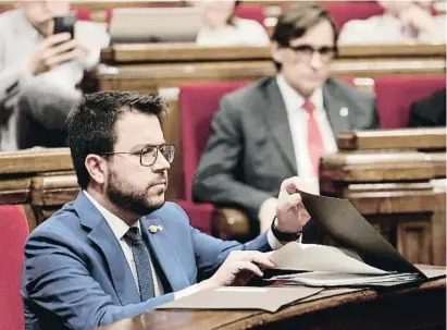  ?? MadMar GARCÍA / EFE ?? Aragonès i Illa ahir a la sessió de control al Parlament de Catalunya