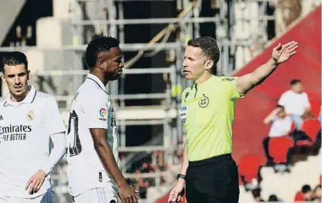  ?? Loni CLADERA / EFE ?? Vinícius protestand­o al árbitro Hernández Hernández el domingo pasado en Mallorca