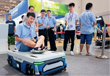  ??  ?? Domestic cutting-edge technology and intelligen­t products appear in the Smart China Expo on September 8, 2017. AGV cars exhibited at the expo can move in all directions, equipped with automatic obstacle avoidance and emergency stop functions.