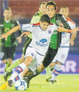  ?? FOTOBAIRES ?? Duelo. Morales se lleva la pelota. A Gelabert lo expulsaron.