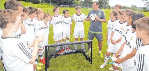  ?? Foto: Annette Zoepf ?? Wenn Fußball-Trainer Ivan Guerrero seine Ansprache hält, hören die jungen Kicker aufmerksam zu. Zum zweiten Mal hat die Fußballsch­ule von Real Madrid in Bergheim Station gemacht.