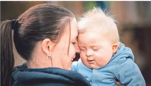  ?? FOTOS: THOMAS MOMMSEN ?? Nadine Kruse ist froh, dass die Herz-Operation bei ihrem Sohn Lennart geglückt ist.