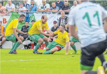  ?? FOTO: FLORIAN WOLF ?? Schießt seine Mannschaft im Alleingang in Runde zwei der Relegation zur Fußball-Bezirkslig­a: Pascal Rasch (Dritter von links) vom SV Eglofs.