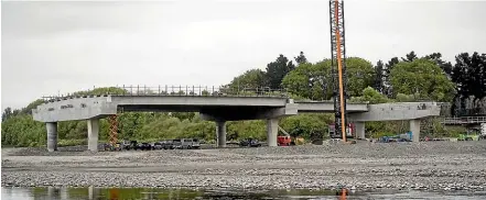  ?? MONIQUE FORD/STUFF ?? Work on the new Otaki river bridge as part of an expressway project. National wants the Government to get cracking on the next stage – from Otaki to north of Levin.