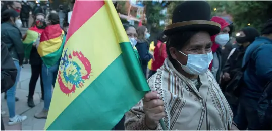  ?? (Sipa) ?? Una indígena celebrando la victoria de Luis Arce.