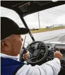  ??  ?? Miguel Angel Perez-Salas, a traffic controller, tells his coworkers about the waiting line.