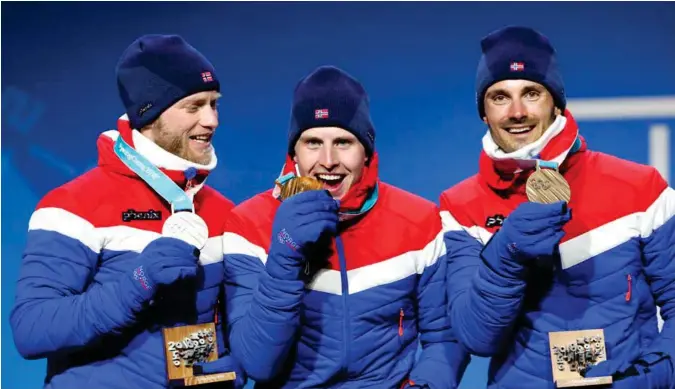  ?? CORNELIUS POPPE ?? Simen Hegstad Krüger vant 30 km skiatlon og sikret Norges første gullmedalj­e i Sør-Korea. Martin Johnsrud Sundby t.v. og Hans Christer Holund sikret helnorsk pall.