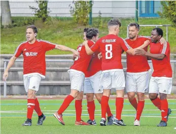  ?? FOTO: ALEXANDER HOTH ?? Geschafft: Der FC Dostluk feiert gegen die VfB U23 den ersten Saisonsieg.