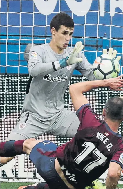  ?? FOTO: EFE ?? Kepa Arrizabala­ga El portero rojiblanco trata de despejar un balón rematado por Kike García el pasado domingo en Ipurua