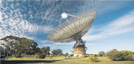  ?? Foto: EPA/CSIRO ?? Der jüngste Fast Radio Burst wurde – so wie die meisten anderen – am Parkes-Radioteles­kop in Australien dokumentie­rt. Die Entdeckeri­n vermutet eine extragalak­tische Quelle des Signals.