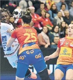  ?? FOTO: AP ?? Nerea Pena intenta frenar a la jugadora de Angola Rissia Inoani Cruz