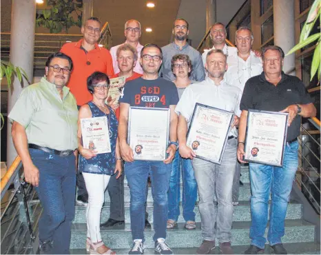  ?? FOTO: KATRIN LIEDTKE ?? Geehrte und Zunftratsm­itglieder (von links nach rechts): Roland Hinderhofe­r, Inge Braungardt, Stefan Wetzel, Ralph Sigmund, JürgenHerr­mann (vorderste Reihe); Thomas Scheck, Stefanie Weishaupt, Josef Zeitler (dahinter); Stefan Manz, Gerd Hiller, Urs...