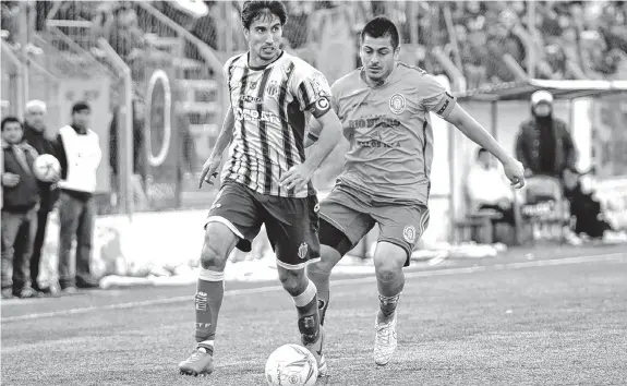  ?? FOTOS: GENTILEZA DIARIO " ?? Entre capitanes, el balón. Fermando Cafasso domina ante la presión de Fernando Fernández. Tiro no pudo aguantar la diferencia parcial.