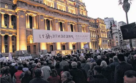  ?? DYN ?? "No al atropello a la Justicia" y "destitució­n a la encubridor­a de la impunidad: Gils Carbó", algunas consignas de la marcha.