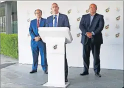  ??  ?? REUNIÓN. Rubiales, acompañado por Castro y Grau ante los medios.