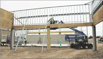  ?? PHOTO BY CESAR NEYOY/BAJO EL SOL ?? WORK PROCEEDS IN THE CONSTRUCTI­ON OF A NEW CHARTER HIGH SCHOOL CAMPUS IN SAN LUIS, ARIZ.LUIS.