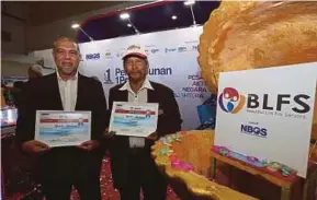  ??  ?? Mohamad Hussin Pilus and Yusof Ahmad, the first two recipients of the eRezeki Certificat­e of Achievemen­t.