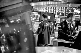  ?? BLOOMBERG ?? Traders work on the floor of the New York Stock Exchange