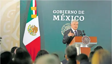  ?? /FOTO: LUIS TORRES ?? El presidente Andrés Manuel López Obrador dio su conferenci­a de prensa mañanera en la Guarnición Militar