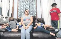  ??  ?? Actualment­e, Rubiciela vive con sus cinco hijos de 15, 12, 11 y unos gemelos de nueve años, y tiene que pagar una renta de 750 dólares.