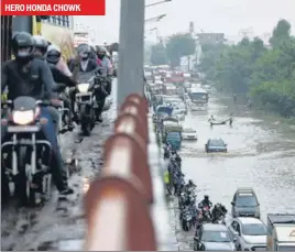  ?? PARVEEN KUMAR/ HT ?? Vehicles pile up at Hero Honda Chowk, near Khandsa village, after a heavy rainfall .