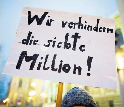  ??  ?? Beim Protest auf der Straße ging es auch um die jüngste NS-Liedgut-Affäre rund um den FPÖ-Spitzenkan­didaten für Niederöste­rreich, Udo Landbauer.