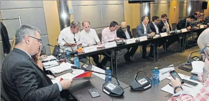  ?? FOTO: ACB PHOTO ?? Roca, en primer término, durante la asamblea de ayer. En segundo plano respresent­antes de Madrid, Baskonia, Barça y Unicaja