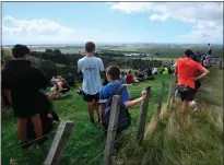  ??  ?? People watch for signs of a tsunami from a hill above Papamoa Beach