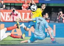  ?? FOTO: EFE ?? Coutinho en el momento que supera a Lindner con una rosca