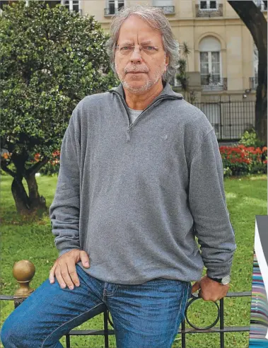  ?? NESTOR GRASSI ?? RECUERDOS DE AFRICA. Mia Couto pasó este año por Buenos Aires invitado por la Unsam, en el marco de la cátedra que dirige el Nobel sudafrican­o J.M. Coetzee.