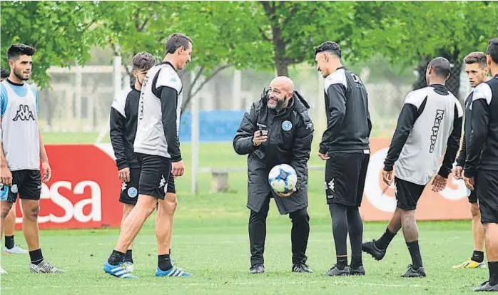  ?? (RAMIRO PEREYRA) ?? A dominarla. Sebastián Méndez entre Cristian Lema y Matías Suárez, como pidiéndole que la dominen durante el clásico. El Pirata va por la recuperaci­ón ante los albiazules.