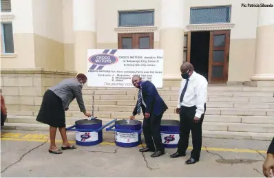  ??  ?? Pic: Patricia Sibanda
Croco Motors business unit manager Johanne Mutamba (middle) handing over donated refuse bins to Bulawayo acting mayor Sikhululek­ile Moyo (left) while the city’s health services director Patrick Ncube (right) looks on
