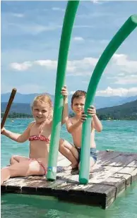  ??  ?? Der heurige Sommer ist etwas launisch – umso mehr genießen die Kinder jeden Badetag. Und wer wie diese beiden auf einem Floß den Wörthersee erkunden kann, ist wirklich zu beneiden