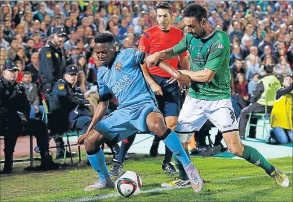  ?? MARCELO DEL POZO / REUTERS ?? Kaptoum protege el balón ante la presión de Curro (Villanoven­se) en su debut oficial con el primer equipo