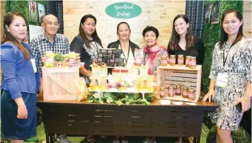  ??  ?? Representa­tives of Eastern Samar agricultur­al micro enterprise­s, together with ESIP team, and Claudia Oriolo, country director of People in Need Philippine­s.