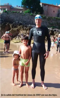  ??  ?? En la salida del triatlónd de Llanes de 2007 con sus dos hijos. de la mañana corro o hago rodillo y los fines de semana salgo a las 8, porque hay que compatibil­izar la familia (tengo dos hijos, Borja de 14 años y Leyre de 9) y así puedo estar en casa...