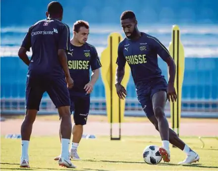  ?? AFP PIC ?? Switzerlan­d’s Johan Djourou (right) and teammates train at the Torpedo Stadium on Friday.