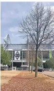  ?? FOTO: SORGATZ ?? Etliche Bäume, wie hier im Borussia-Park in Mönchengla­dbach, haben ihre Blätter abgeworfen.