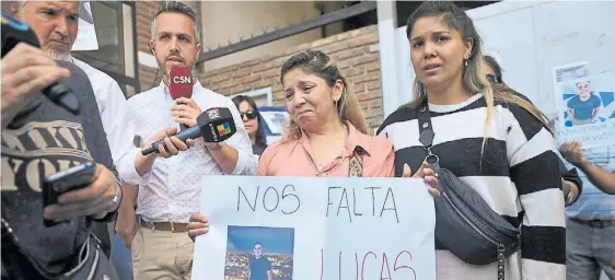  ?? TÉLAM ?? Reclamo. Los familiares de Lucas Escalante, en una de las manifestac­iones que hicieron para pedir testigos y que avance la investigac­ión.